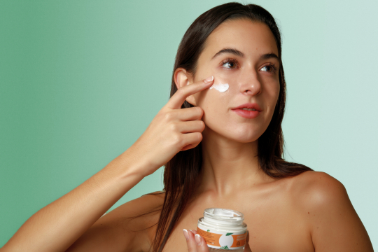 Joven mujer cuidado de la piel crema humectante hermoasa belleza